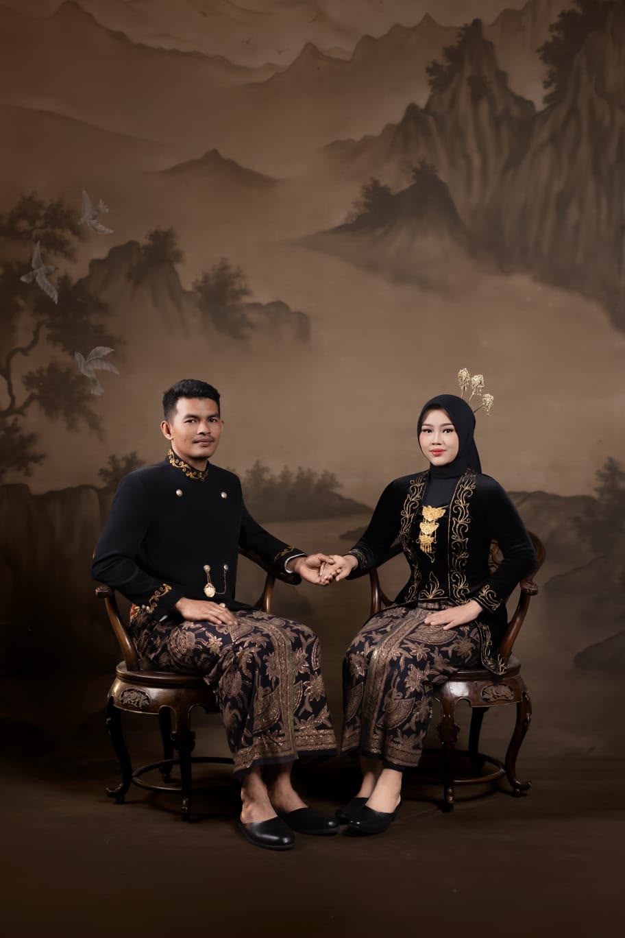 Gita dan Irwanto duduk berdampingan